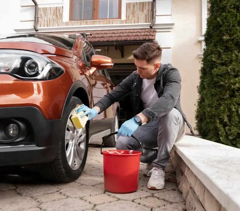 Lavage auto à domicile Saint-Piat : professionnel intervenant sur un véhicule